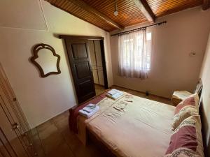 una camera da letto con un letto e una finestra di Μονοκατοικία Στο Λουτρακι a Loutraki
