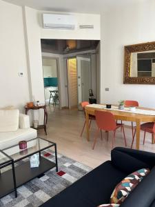 a living room with a couch and a table at Bon Bon il Morelli in pieno centro no ztl in Asti