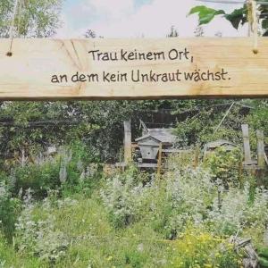 a sign that reads trainken off an derk klein unpleasant wasteland at Pension Katharina Frühstück ab 5 Uhr früh in Seeboden