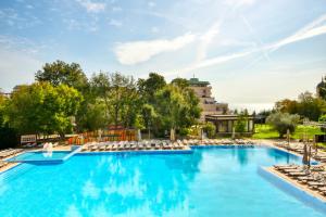 Bazén v ubytování Apart Hotel Golden Line nebo v jeho okolí