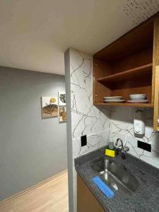 a kitchen with a sink and a counter top at DF123 Perto Hosp SP Unifesp Congonhas Ibirapuera in Sao Paulo