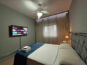 a bedroom with a bed and a flat screen tv at DF123 Perto Hosp SP Unifesp Congonhas Ibirapuera in Sao Paulo +39 photos
