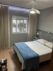 a bedroom with a large bed and a window at DF123 Perto Hosp SP Unifesp Congonhas Ibirapuera in Sao Paulo