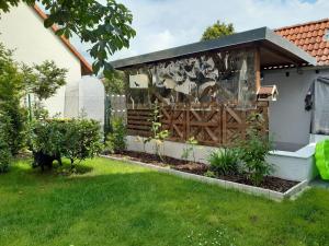 a garden with a fence and a dog in the yard at Ferienwohnung Kastanie in Zirndorf