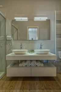 a bathroom with two sinks and a large mirror at Suite Greve in Chianti in Greve in Chianti