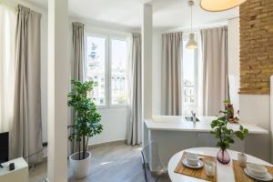 una cucina e una sala da pranzo con tavolo e lavandino di Apartamentos Tendillas a Cordoba Altre 113 foto