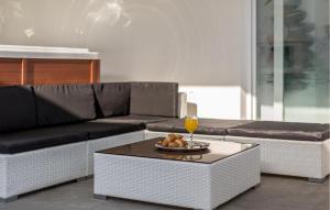 Una sala de estar con un sofá y una mesa de café. en Cozy Apartment In Strozanac With Wifi, en Strožanac 20 fotos más