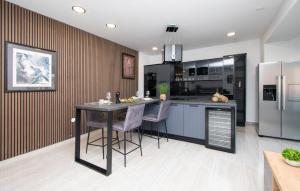 O bucătărie sau chicinetă la Nice Apartment In Brodarica With Sauna