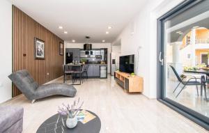 Un televizor și/sau centru de divertisment la Nice Apartment In Brodarica With Sauna