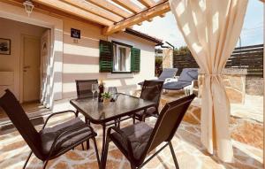 un patio con tavolo e sedie su un patio di Beautiful Home In Sibenik With Wifi a Šibenik Altre 14 foto