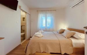 una camera da letto con un letto grande e una finestra di Beautiful Home In Sibenik With Wifi a Šibenik
