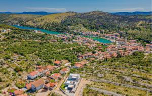 eine Luftaufnahme einer kleinen Stadt neben einem Fluss in der Unterkunft Cozy Home In Sibenik With Sauna in Šibenik