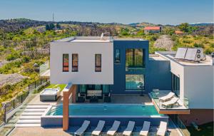 eine Villa mit Swimmingpool und ein Haus in der Unterkunft Cozy Home In Sibenik With Sauna in Šibenik