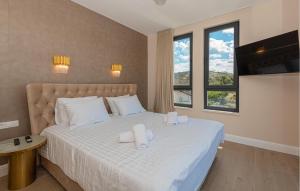 ein Schlafzimmer mit einem Bett mit zwei weißen Handtüchern darauf in der Unterkunft Cozy Home In Sibenik With Sauna in Šibenik