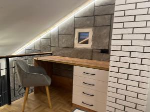 a home office with a desk and a chair at Studio Lazur in Burgas