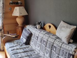 sypialnia z łóżkiem z kocem w obiekcie À louer 2 pièces au pied des pistes, déco soignée, parking - FR-1-573-101 w mieście Saint-Jean-dʼAulps