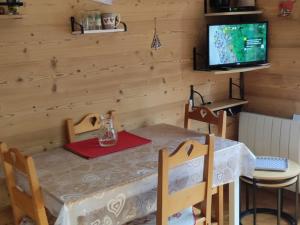 jadalnia ze stołem i telewizorem w obiekcie À louer 2 pièces au pied des pistes, déco soignée, parking - FR-1-573-101 w mieście Saint-Jean-dʼAulps