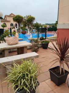 Bazén v ubytování Apartamentos Cormoran nebo v jeho okolí