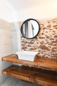 a bathroom with a white sink and a mirror at Petrino Vessa in Véssa