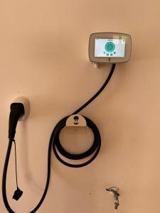 een telefoon is met een snoer in het stopcontact gestoken bij Residence Anuar T in Tetouan