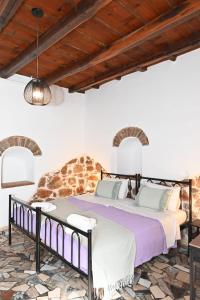 a bedroom with a large bed in a room at Petrino Vessa in Véssa