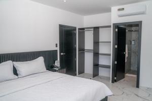 Voodi või voodid majutusasutuse Manta Surf Hotel toas