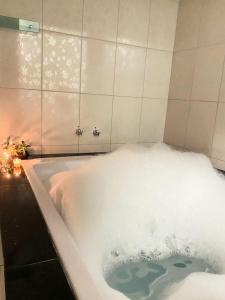 a bath tub filled with lots of snow at Pousada Cardeal Mota in Serra do Cipo