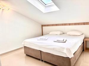 ein Schlafzimmer mit einem Bett, auf dem zwei Handtücher liegen in der Unterkunft Villa Millene in Neum + 20 Fotos