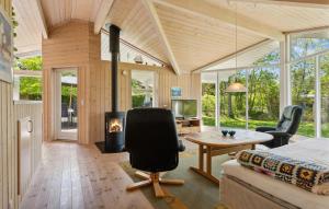 Posezení v ubytování Stunning Home In Glesborg With Sauna