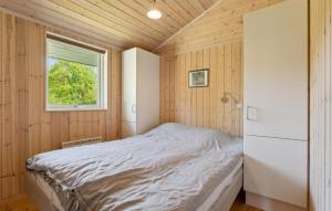 Postel nebo postele na pokoji v ubytování Stunning Home In Glesborg With Sauna