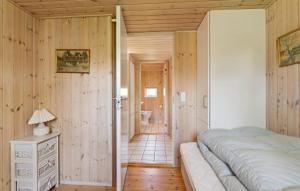 Postel nebo postele na pokoji v ubytování Stunning Home In Glesborg With Sauna