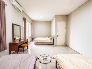Kamar dengan tempat tidur single di Royal Residence Surabaya Barat
