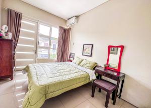 Interior kamar tidur di Royal Residence Surabaya Barat