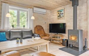 TV a/nebo společenská místnost v ubytování 3 Bedroom Beautiful Home In Hadsund