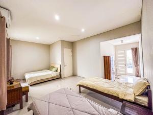Tempat tidur single dekat jendela di Royal Residence Surabaya Barat
