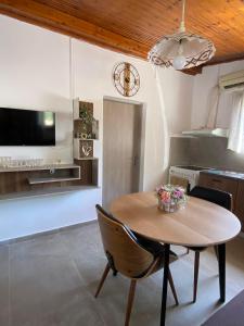 TV a/nebo společenská místnost v ubytování Moxy Paxos - Cozy Home