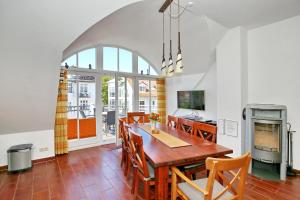 una sala da pranzo con tavolo e sedie di Strandpalais Wohnung 11b a Kühlungsborn