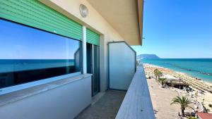 un balcón de un edificio con vistas a la playa en P022 - Porto Recanati, nuovissimo bilocale fronte mare, en Porto Recanati