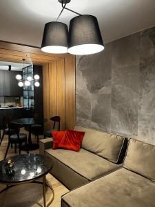 un soggiorno con un divano e un tavolo di Apartament Górski Przystanek a Szklarska Poręba
