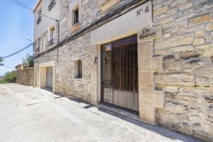 a stone building with a door on the side of it at Casa Rural Con Spa En La Bodega in Nalech