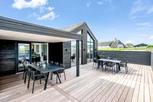 Exclusive Newly Built Pool House With Outdoor Spa - 1032 في رينكوبنج: سطح السفينة به طاولات وكراسي على المنزل