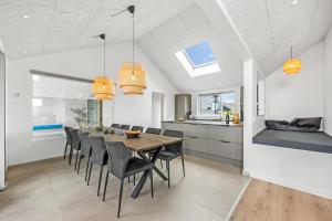 Exclusive Newly Built Pool House With Outdoor Spa - 1032 في رينكوبنج: مطبخ وغرفة طعام مع طاولة وكراسي