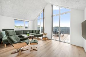 Exclusive Newly Built Pool House With Outdoor Spa - 1032 في رينكوبنج: غرفة معيشة بها أريكة وطاولة