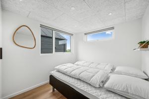 Exclusive Newly Built Pool House With Outdoor Spa - 1032 في رينكوبنج: غرفة نوم بيضاء مع سرير كبير مع مرآة +22 صورة