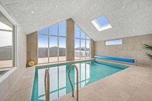 Exclusive Newly Built Pool House With Outdoor Spa - 1032 في رينكوبنج: حمام سباحة في غرفة بها نوافذ وحمام سباحة