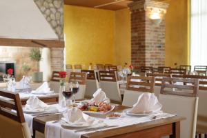 Reštaurácia alebo iné gastronomické zariadenie v ubytovaní Residence Garden Istra Plava Laguna