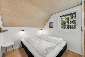 Un dormitorio blanco con una cama y una ventana. en Nice Pool House For 12 Persons - 1021, en Ringkøbing 32 fotos más