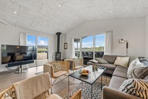 Exclusive Activity House From 2018 - 1022 في رينكوبنج: غرفة معيشة مع أريكة وتلفزيون