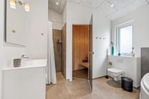 Exclusive Activity House From 2018 - 1022 في رينكوبنج: حمام مع دش ومرحاض ومغسلة +29 صورة