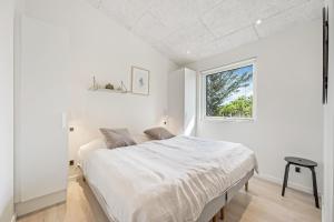 Exclusive Activity House From 2018 - 1022 في رينكوبنج: غرفة نوم بيضاء مع سرير ونافذة